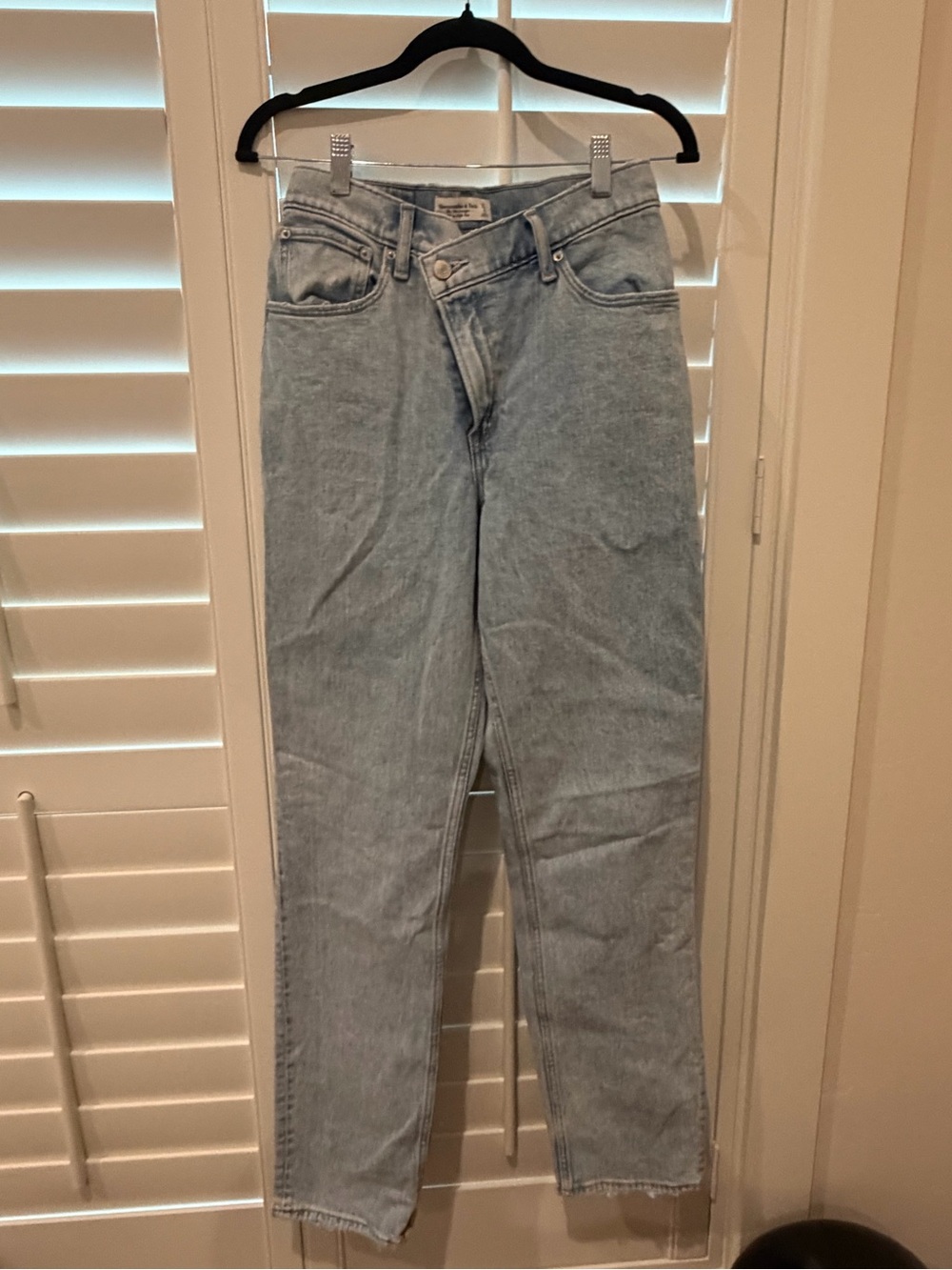 Abercrombie 90s straight leg ultra high rise- size 27/4, unworn